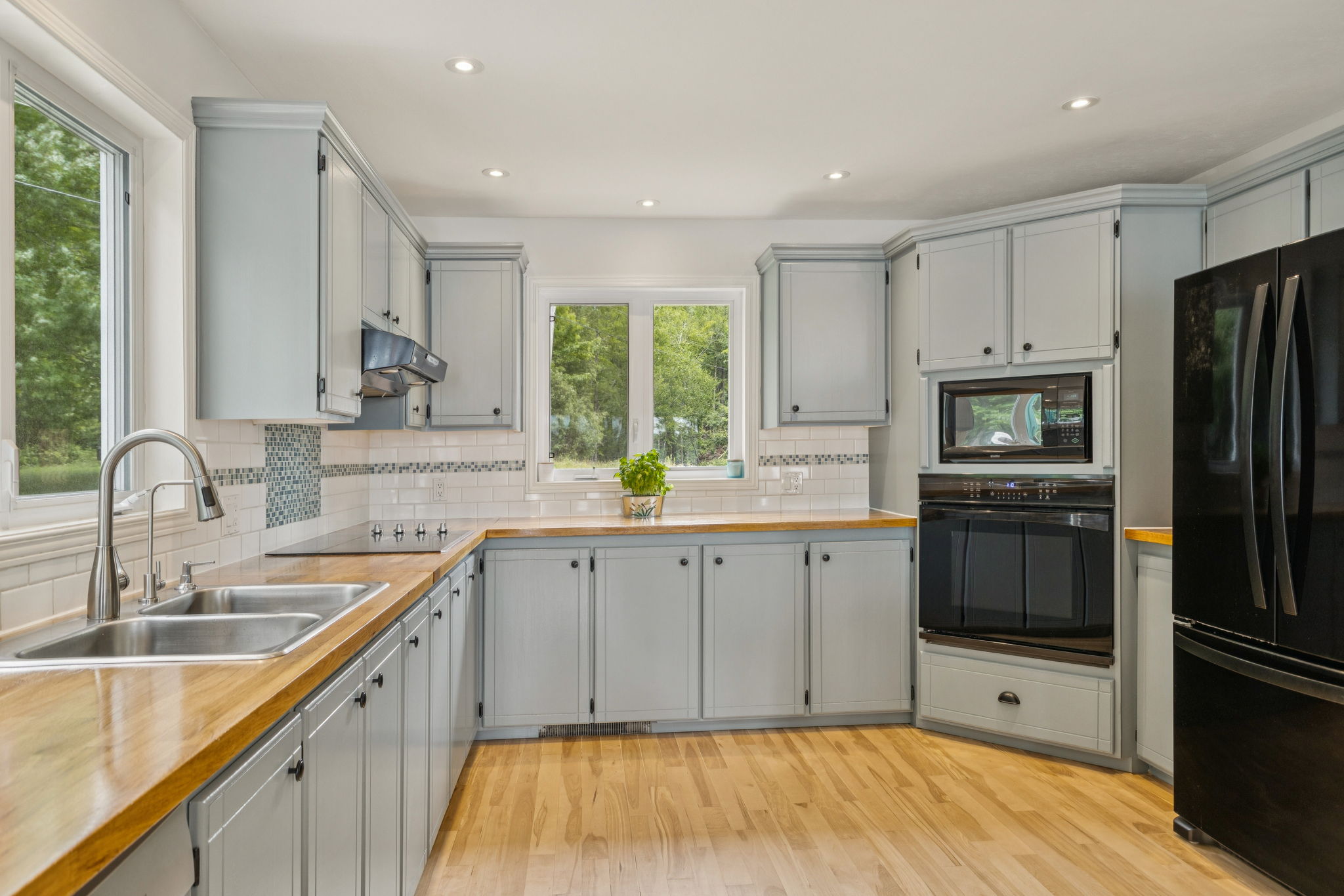 Private sandy beach and lakefront chalet on Lac-Simon